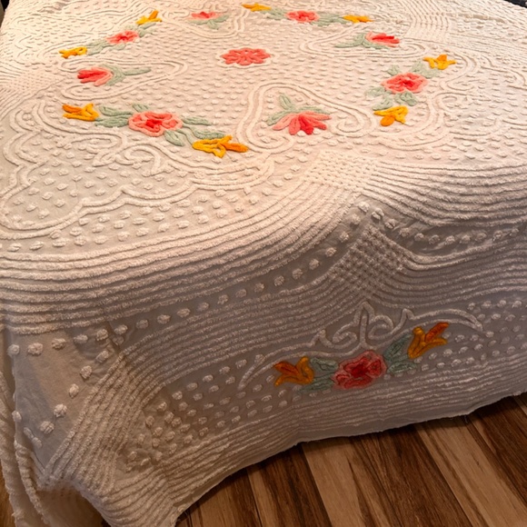Vintage Chenille Bedspread * Fluffy Bright White Scrolls Puffs Flowers & Vines * - Picture 2 of 11